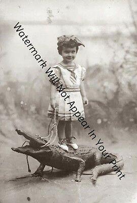 STRANGE ODD SPOOKY FREAKY CREEPY WEIRD Little Girl On Alligator VINTAGE PIC D27